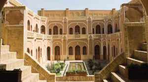 پاورپوینت عملکرد حیاط مرکزی در اقلیم گرم و خشک